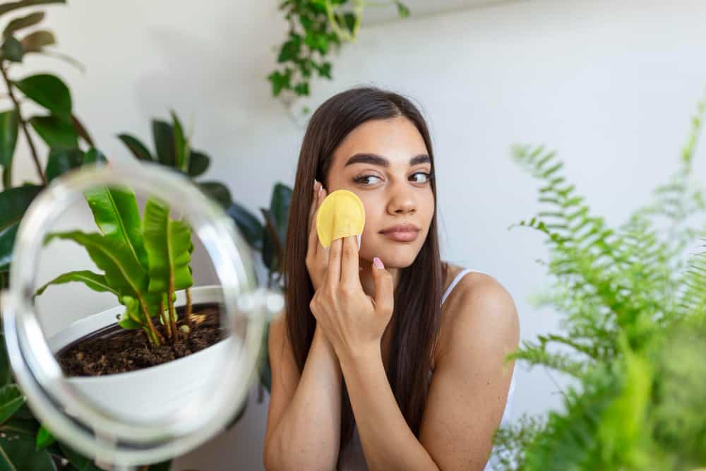 blotting paper removing oil from face naturally