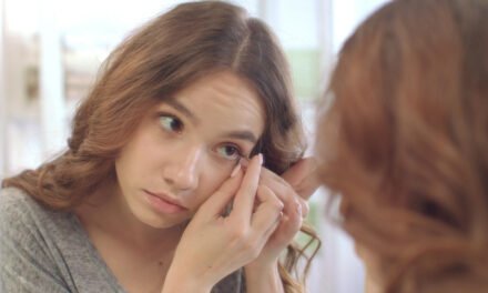 Eyelid dandruff: Causes, symptoms and prevention tips